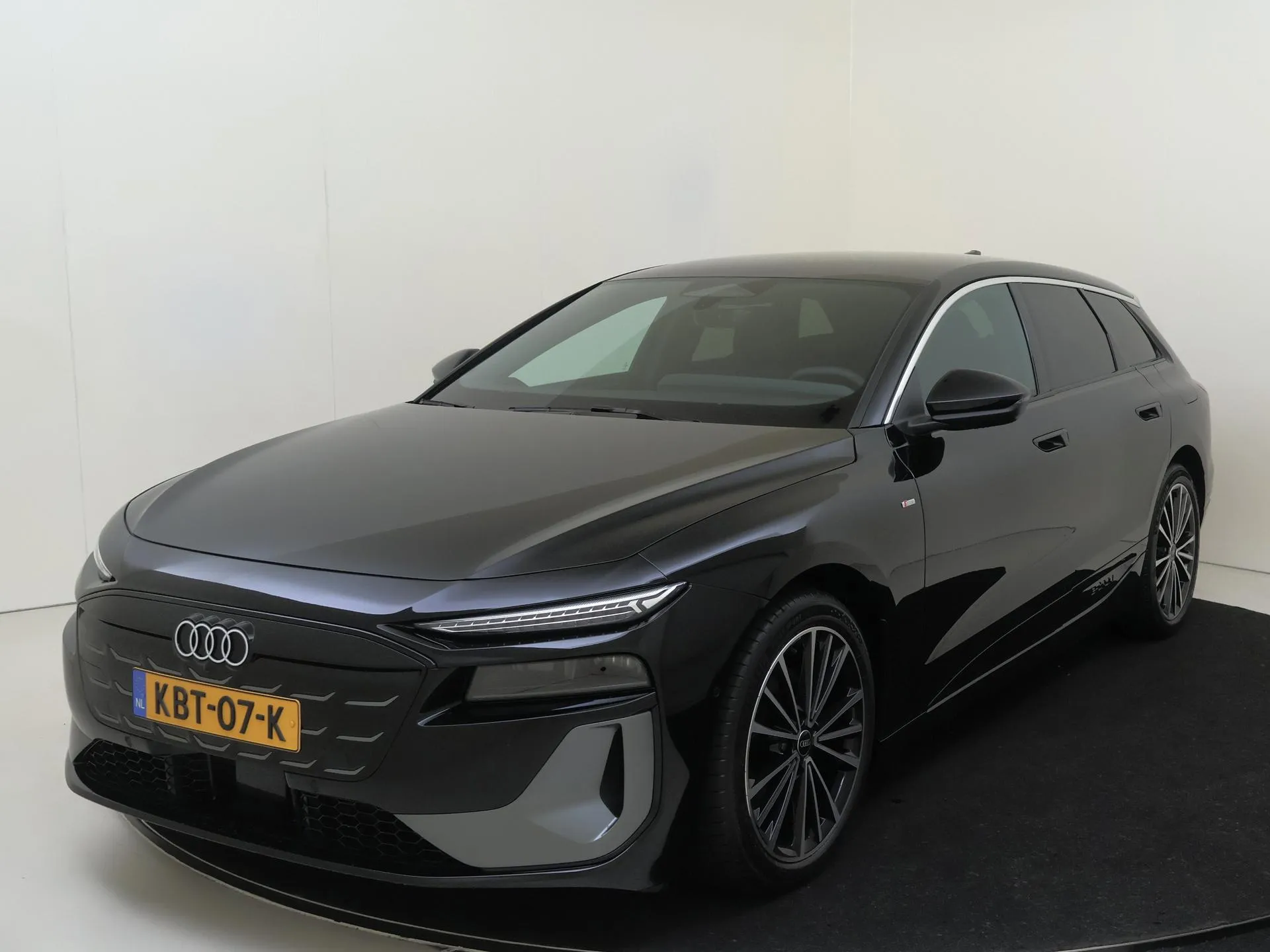 Audi A6 Avant e-tron — foto 1