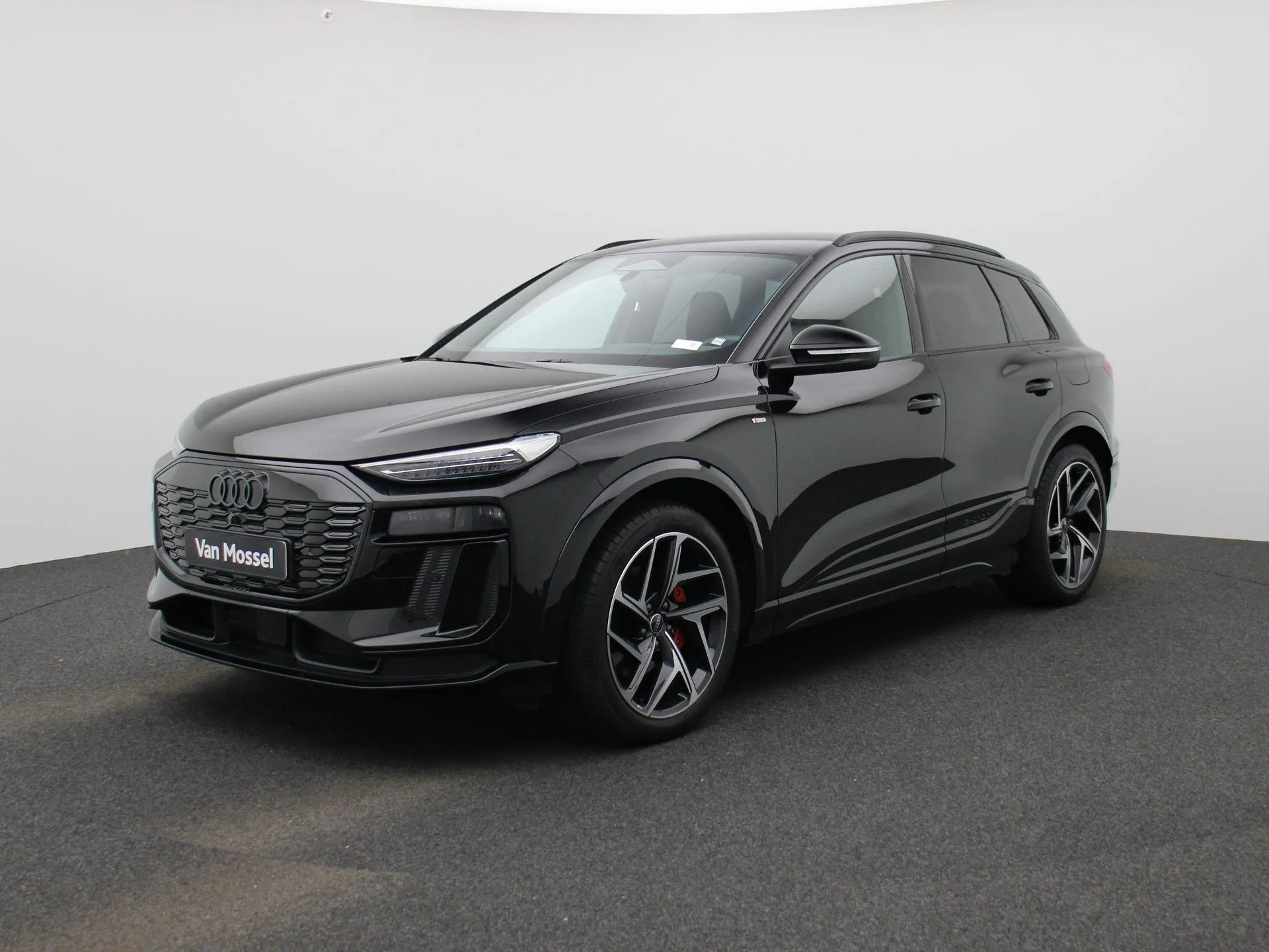 Audi Q6 e-tron — foto 1