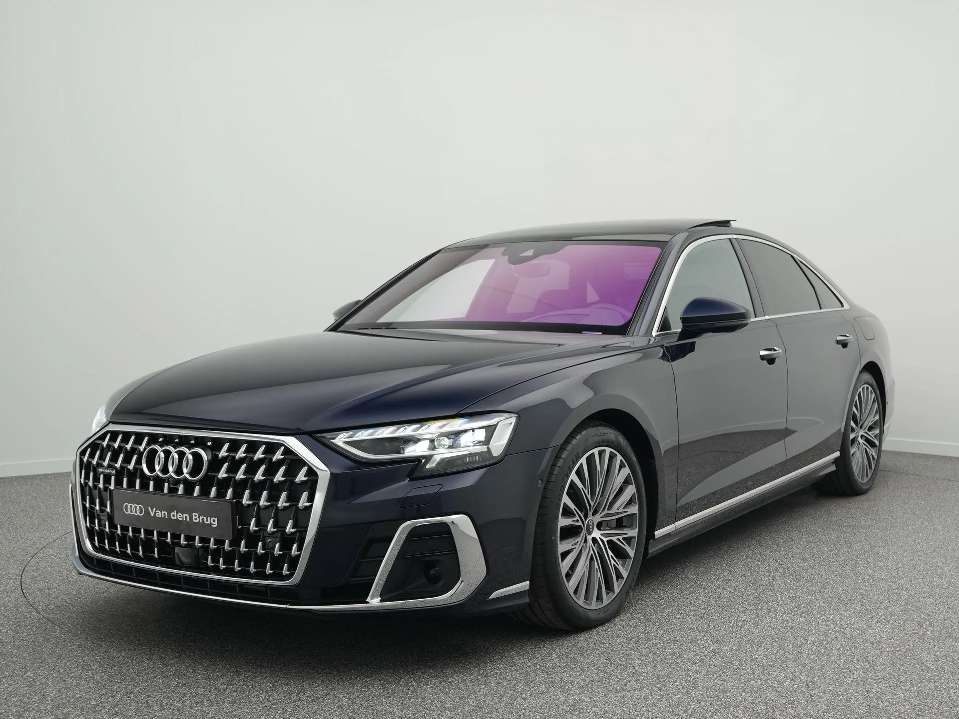 Audi A8 — foto 1