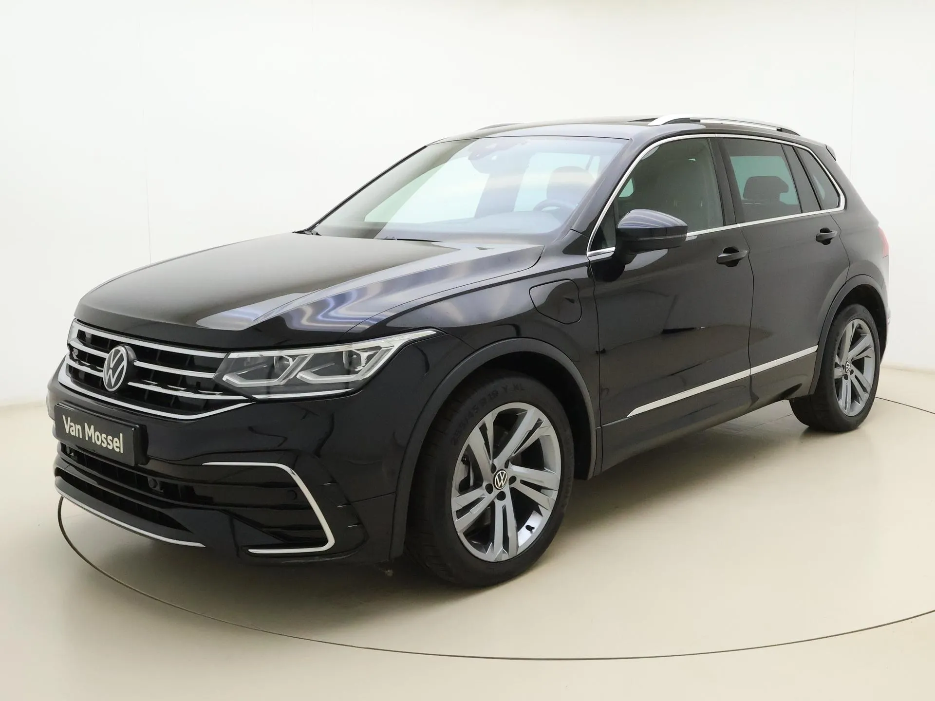 Volkswagen Tiguan — foto 1